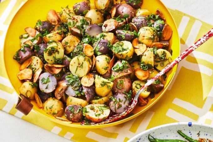 Ķiploku un garšaugu kartupeļu salāti